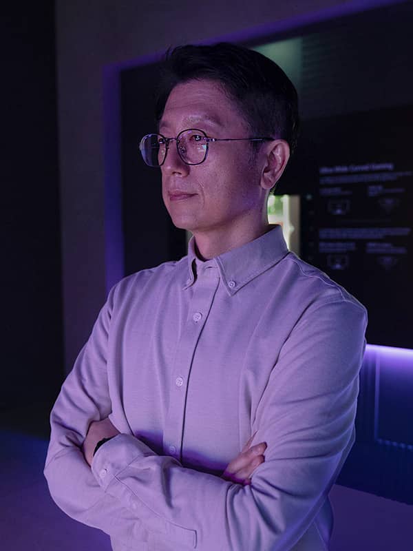 Dr. Yoo sieht die Bendable Gaming OLED-Display mit den Armen gekreuzt.