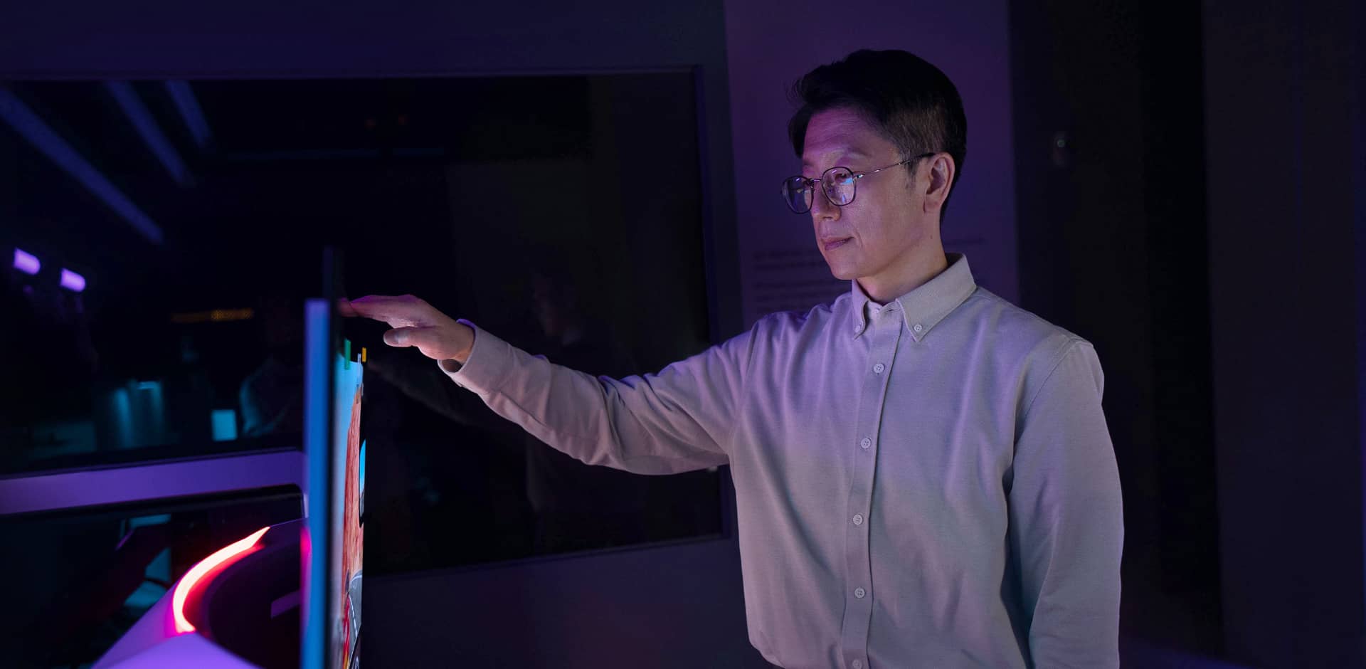 Dr. Yoo berührt den Bendable Gaming OLED Bildschirm.