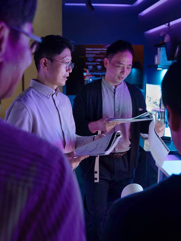 Dr. Yoo diskutiert mit seinen Teammitgliedern etwas über Bendable Gaming OLED.