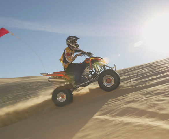 Der Mini-LED-Bildschirm, der eine Szene eines Mannes auf einem Motorrad in der Wüste spielt, zeigt einen Graphen, der hohe Niveaus von Flickern und Glanz zeigt.