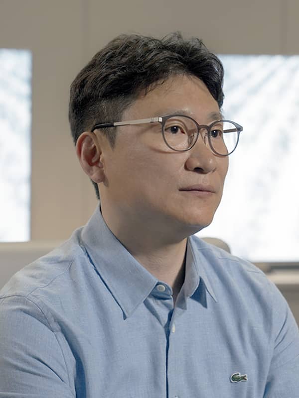 Two OLED displays with META Technology are placed behind Dr. Yang.