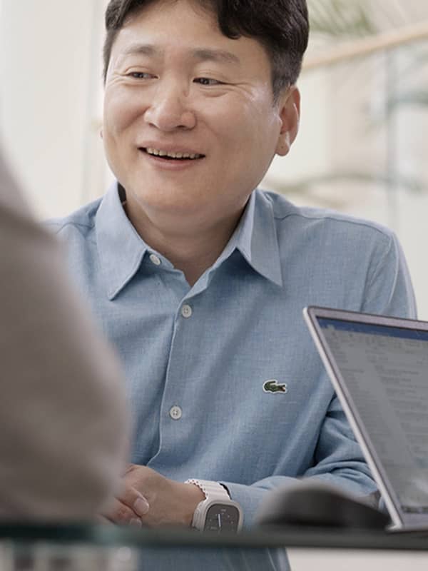 Dr. Yang is smiling and discussing something about META Technology applied MLA with his team members.