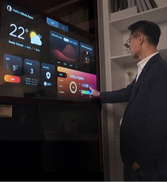The Transparent OLED touch partition screen shows information such as weather, power, and lighting, and Mr.Kim is touching the screen with his fingers.