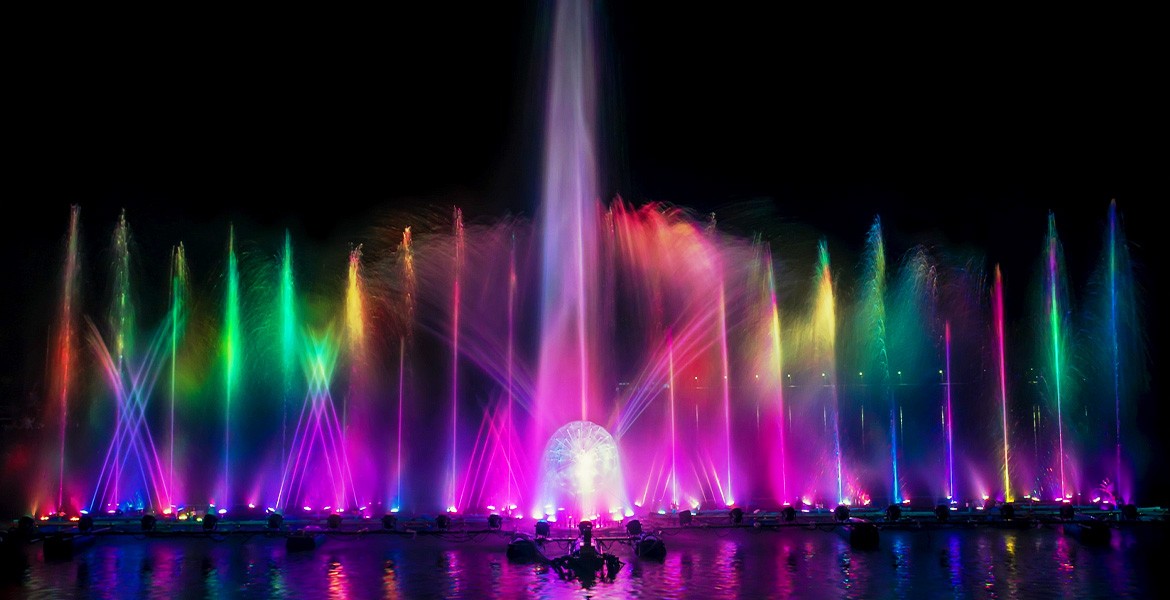 虹色の噴水イメージにMETAマルチブースターが適用され、明るく鮮明に見えている。