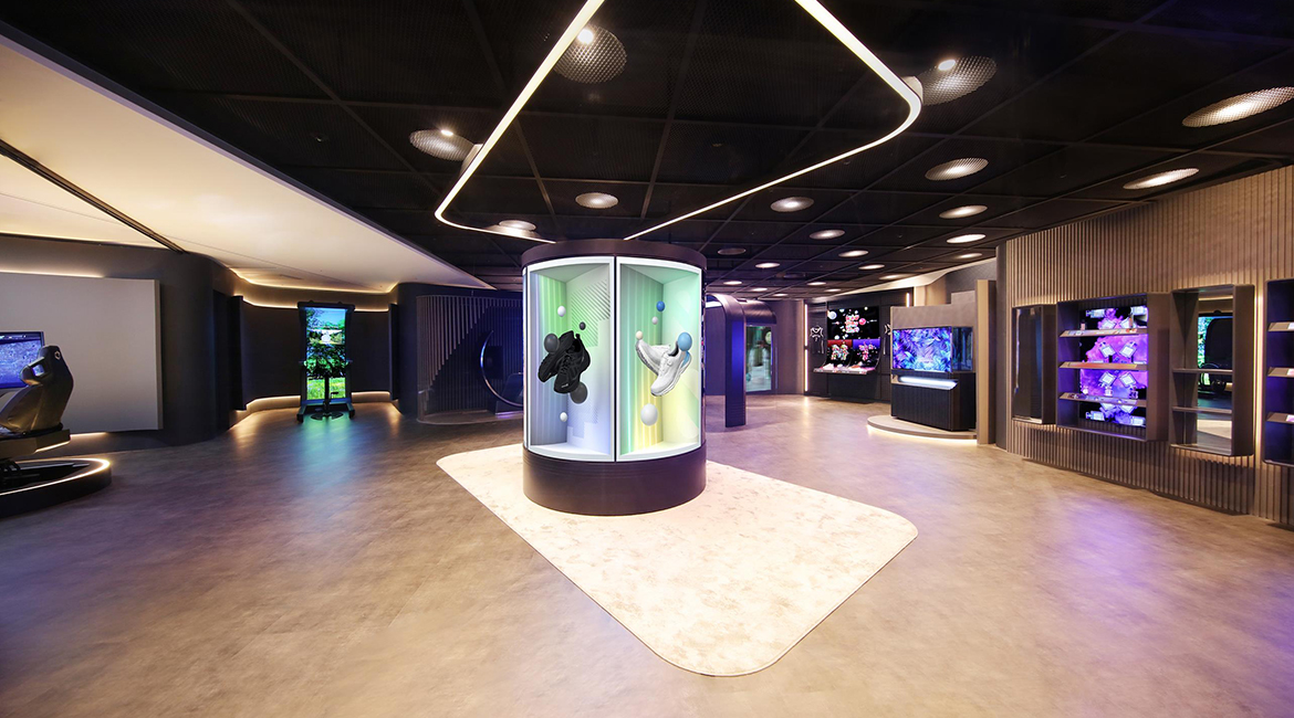 전시장 안에 다양한 형태의 OLED패널들이 설치되어 있고, 각각의 패널들이 다양한 색의 화면들을 선명하게 보여주고 있다.